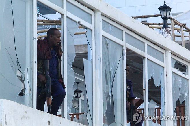 알샤바브 테러에 부서진 호텔 [EPA 연합뉴스 자료사진. 재배포 및 DB 금지]