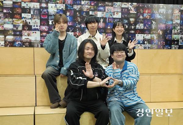 유다빈밴드 멤버들이 지난달 10일 서울 마포구 MPMG에서 경인일보와의 인터뷰를 마치고 기념촬영을 하고 있다. 윗줄 왼쪽부터 유명종(건반), 이준형(기타), 유다빈(보컬). 아랫줄 왼쪽부터 조영윤(베이스), 이상운(드럼). 2025.11.10 /강승호기자 kangsh@kyeongin.com