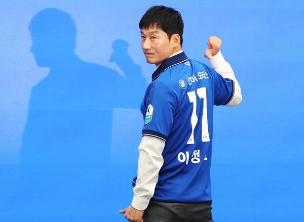 프로축구 K리그2 수원삼성 블루윙즈 이정효 신임 감독이 2일 수원 도이치오토월드에서 열린 취임 기자회견에서 유니폼을 입고 포즈를 취하고 있다. 2026.1.2 /연합뉴스