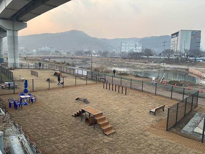 용인특례시가 처인구 경안천 산책로에 반려견 놀이터를 조성했다.&nbsp;사진=용인시
