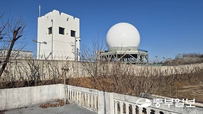 공군작전사령부가 오산공군기지(K-55)에 설치한 레이돔은 남경우 당현4리장 자택(안재홍로 171의 7) 옥상에서 직선거리로 50여m 떨어진 곳에 있다. 사진=우승오 기자