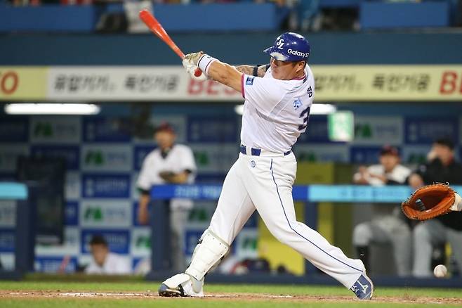 최형우가 10년 만에 삼성 라이온즈로 복귀한다. 사진은 지난 2016년 당시 모습. <삼성 라이온즈 제공>