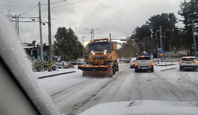 2일 오전부터 도 전역에 눈발이 휘날리고 있는 가운데 제주대학교 입구 사거리에서 제설 차량이 쌓인 눈을 치우고 있다. ⓒ제주의소리