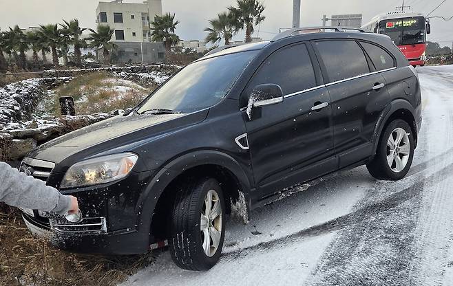 2일 오전 8시45분께 서귀포시 안덕면에서는 눈길에 미끄러진 SUV 차량이 갓길을 걷던 50대 관광객을 들이받는 사고가 발생했다. 사진 제공=제주소방안전본부