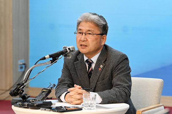 이상봉 제주도의회 의장이 출입기자단과 신년대담을 하고 있다.