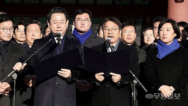 강기정 광주시장과 김영록 전남도지사가 2일 광주 북구 운정동 국립5·18민주묘지 민주의문앞에서 광주·전남 대통합 추진 공동선언문을 낭독하고 있다.
양광삼기자 ygs02@mdilbo.com