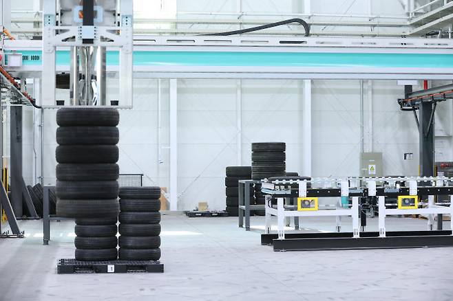 현대무벡스 청라R&D센터에서 겐트리 로봇이 타이어를 옮기고 있다.