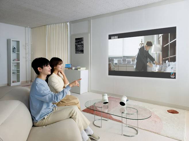 삼성전자 모델이 혁신적인 AI 포터블 프로젝터 ‘더 프리스타일+’를 소개하고 있다.(사진=삼성전자)