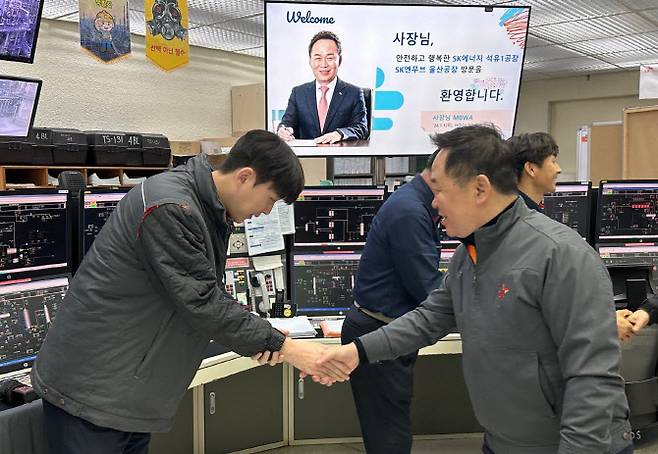 장용호 SK이노베이션 총괄사장이 2026년 새해 첫 날인 지난 1일 SK이노베이션 울산 콤플렉스를 찾아 안정조업과 운영개선(O/I)에 최선을 다해준 구성원들을 격려하고 있다.(사진= SK이노베이션)