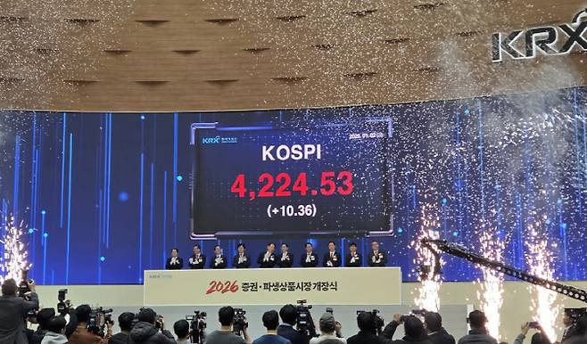 2일 오전 서울 여의도 한국거래소에서 열린 2026 증권파생상품시장 개장식 모습. (왼쪽부터) 김영재 상장회사협의회장, 김학수 넥스트레이드 대표이사, 황성엽 금융투자협회장, 오기형 코스피 5000 특위위원장, 정은보 한국거래소 이사장, 이억원 금융위원장, 김상훈 밸류업특위위원장, 이찬진 금융감독원장, 이동훈 코스닥협회장, 황창순 코넥스협회장. (사진=신하연 기자)