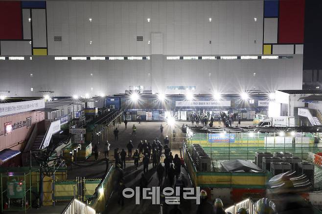 22일 오전 경기도 평택시 삼성전자 평택 캠퍼스 건설 현장에 근로자들이 출근하고 있다. (사진=이영훈 기자)