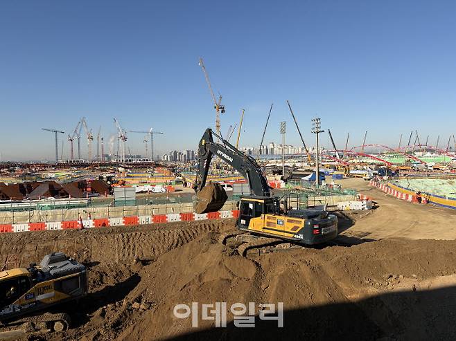 지난 22일 찾은 삼성전자 평택캠퍼스 P5 건설 현장에 대형 크레인, 타워크레인이 수십 대 설치돼 있고, 굴착기가 흙을 퍼 나르며 지반 공사 마무리 작업을 진행하고 있다. (사진=김소연 기자)