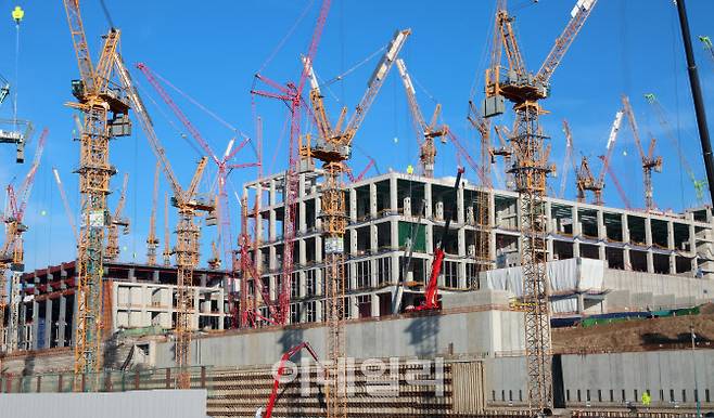 22일 찾은 용인시 처인구 원삼면 독성리, 죽능리 일원의 SK하이닉스 용인 반도체 클러스터에 SK하이닉스 1기 팹 건물이 일부 올라서고 있다. 수십 대의 대형 크레인이 설치돼 골조 공사가 한창인 모습. (사진=방인권 기자)