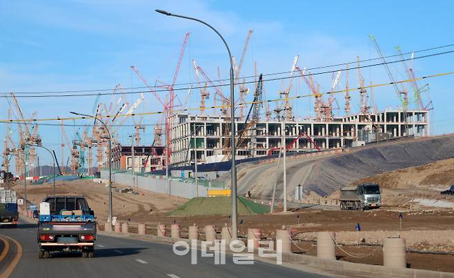 22일 찾은 용인시 처인구 원삼면 독성리, 죽능리 일원의 SK하이닉스 용인 반도체 클러스터에 SK하이닉스 1기 팹 건물이 일부 올라서고 있다. 수십 대의 대형 크레인이 설치돼 골조 공사가 한창인 모습. (사진=방인권 기자)