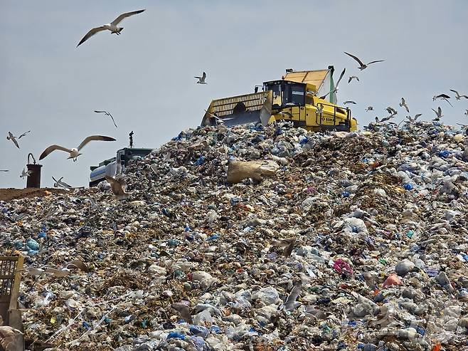 인천 서구 검암동 인근 수도권매립지 제3매립장에서 기후에너지환경부 수도권매립지관리공사 소속 직원들이 쓰레기를 매립하는 모습.ⓒ News1 황덕현 기후환경전문기자