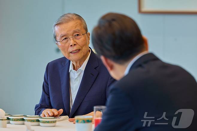 김종인 전 국민의힘 비상대책위원장이 지난해 5월 17일 서울 용산 대통령실 청사에서 이재명 대통령과 오찬을 갖고 있다. (대통령실 제공. 재판매 및 DB금지) 2025.7.17/뉴스1 ⓒ News1 이재명 기자