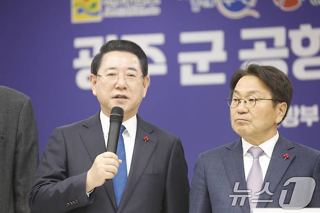 지난해 12월 김영록 전남도지사가 광주 서구 광주도시공사에서 열린 광주군공항이전 6자협의체회의를 마치고 질의응답을 하고 있다. 오른쪽은 강기정 광주시장. 2025.12.17/뉴스1 ⓒ News1 김태성 기자