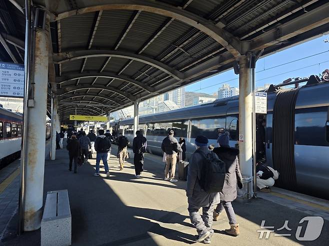 2일 오후 부산 부전역에서 KTX-이음 열차 이용객들이 하차하고 있다.2026.1.2/뉴스1 ⓒ News1 장광일 기자