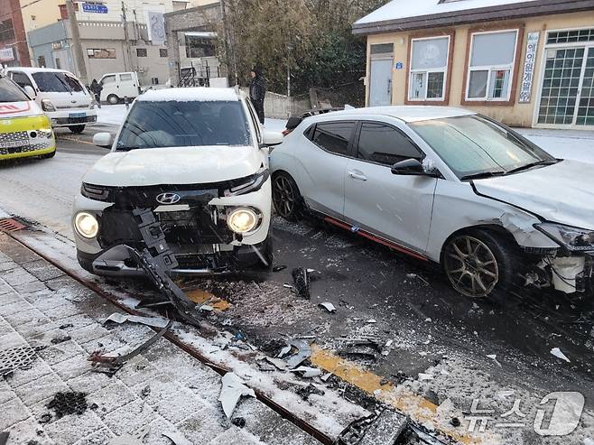 2일 오전 제주시 용담1동에서 눈길로 인해 차량 충돌사고가 발생했다.(제주도소방안전본부 제공. 재판매 및 DB 금지)