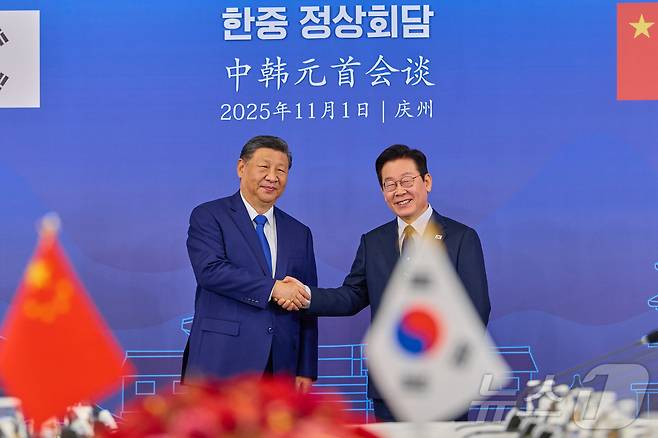 이재명 대통령과 시진핑 중국 국가주석이 지난해 11월 경북 경주시 경주박물관에서 한중 정상회담 기념촬영을 하고 있다. (대통령실 제공. 재판매 및 DB 금지) 2025.11.2/뉴스1 ⓒ News1 이재명 기자