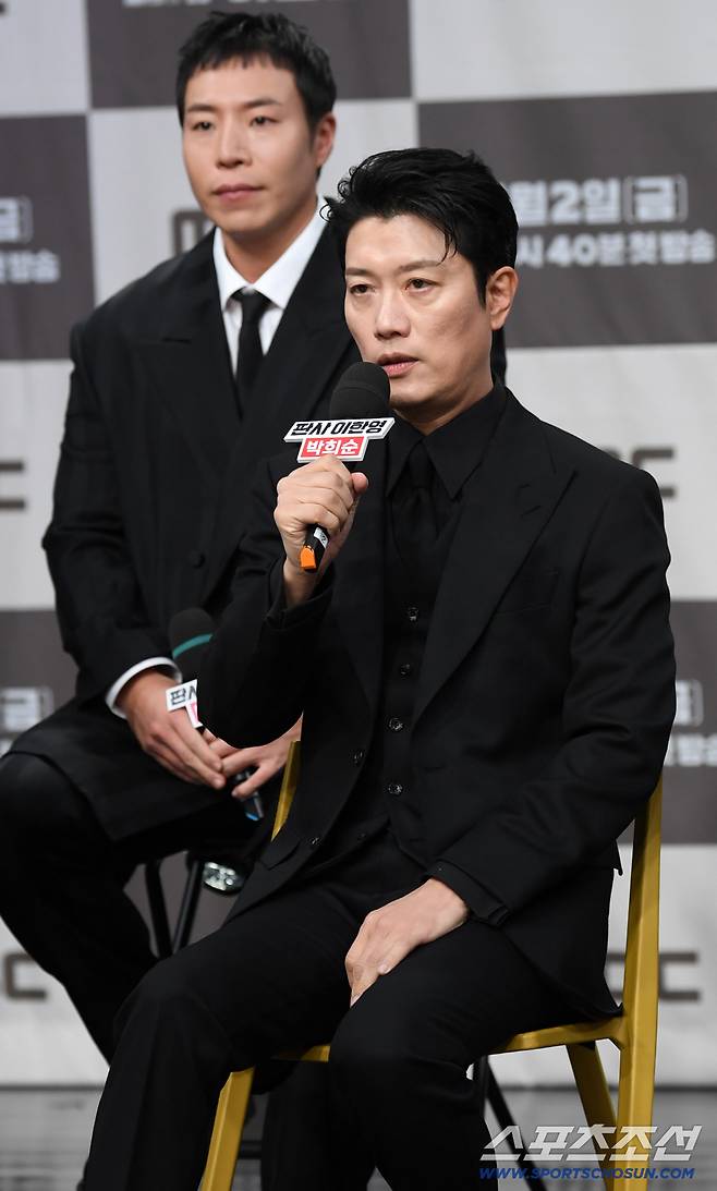 MBC 새 드라마 '판사 이한영' 제작발표회가 2일 서울 마포구 상암동 MBC 골든마우스홀에서 열렸다. 박희순이 인터뷰를 하고 있다. 상암동=박재만 기자 pjm@sportschosun.com/2026.01.02/