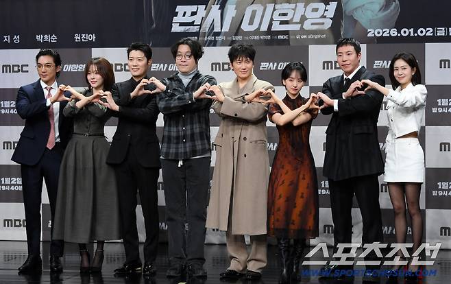 MBC 새 드라마 '판사 이한영' 제작발표회가 2일 서울 마포구 상암동 MBC 골든마우스홀에서 열렸다. 황희, 오세영, 박희순, 이재진 PD, 지성, 원진아, 태원석, 백진희가 포토타임을 갖고 있다. 상암동=박재만 기자 pjm@sportschosun.com/2026.01.02/