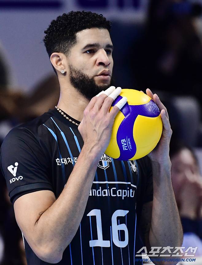 16일 인천 계양체육관에서 열린 V리그 남자부 대한항공과 현대캐피탈의 경기. 서브를 준비하고 있는 핸대캐피탈 레오. 인천=송정헌 기자songs@sportschosun.com/2025.12.16/