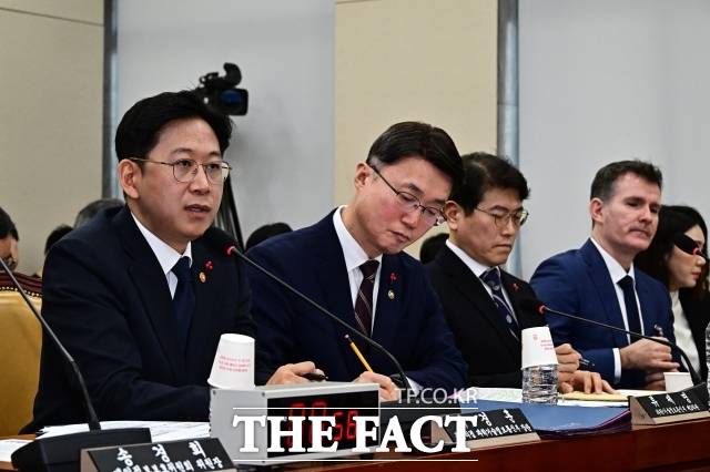 쿠팡 사태 범정부 TF 팀장인 배경훈 부총리 겸 과학기술정보통신부 장관이 지난달 17일 오전 서울 여의도 국회 과학기술정보방송통신위원회에서 열린 쿠팡 침해사고 관련 청문회에 출석해 질의에 답변을 하고 있다 /국회=배정한 기자