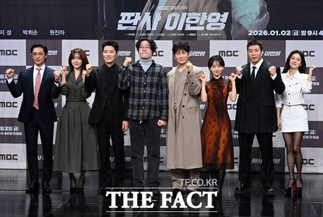 배우 황희와 오세영, 박희순, 이재진 감독, 지성, 원진아, 태원석, 백진희(왼쪽부터)가 2일 서울 마포구 상암 MBC에서 열린 MBC 새 금토드라마 '판사 이한영' 제작발표회에 참석해 포즈를 취하고 있다. /이새롬 기자