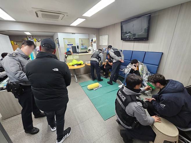 1일 오전 3시 20분쯤 서울 용산경찰서 이태원파출소에서 경찰관들이 외국인 주취자 4명을 상대로 보호 조치를 하고 있다. 경찰은 이들의 음주 상태와 신원 확인, 귀가 조치 여부 등을 검토했다./원종빈 기자