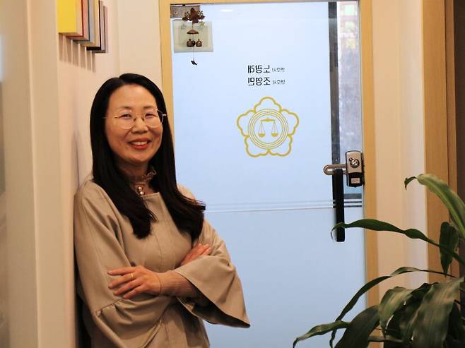 조영민 변호사가 지난달 22일 인천 남구 로앤조 법률사무소 사무실에서 인터뷰하고 있다. /손덕호 기자