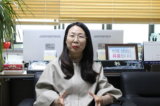 조영민 변호사가 지난달 22일 인천 남구 로앤조 법률사무소 사무실에서 인터뷰하고 있다. /손덕호 기자