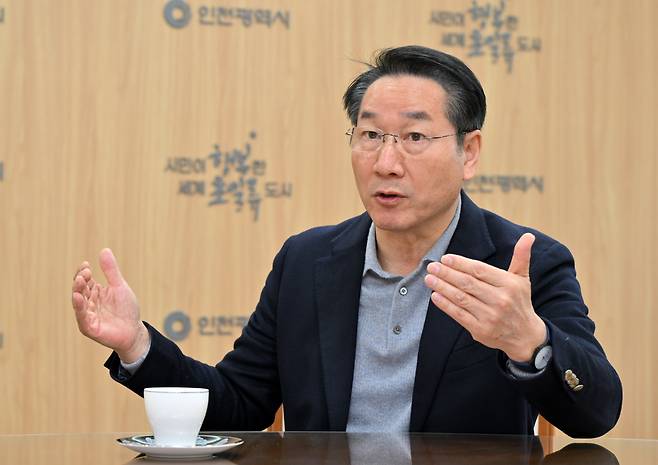 유정복 인천시장이 조선비즈와 인터뷰를 하고 있다. /인천시 제공