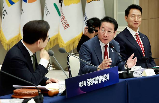 유정복 시도지사협의회장 겸 인천시장이 지난 11월 12일 용산 대통령실에서 이재명 대통령이 주재한 중앙지방협력회의에서 발언하고 있다. /연합뉴스