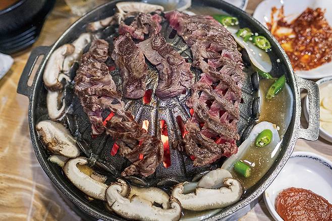 한우, 표고버섯, 관자로 구성된 장흥 삼합