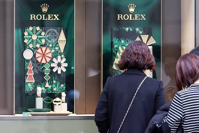 서울의 한 백화점 쇼윈도에 전시된 롤렉스 시계를 시민들이 살펴보고 있다. 2025.1.3 뉴스1