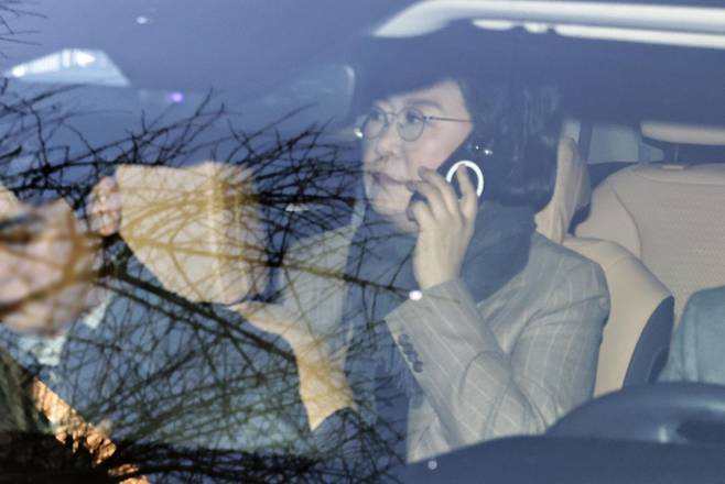 갑질·폭언 등 직장 내 괴롭힘 의혹이 제기된 이혜훈 초대 기획예산처 장관 후보자가 2일 오전 서울 중구 예금보험공사에 마련된 인사청문회 준비 사무실로 출근하며 차량에서 누군가와 전화 통화를 하고 있다.  2026.1.2/사진공동취재단