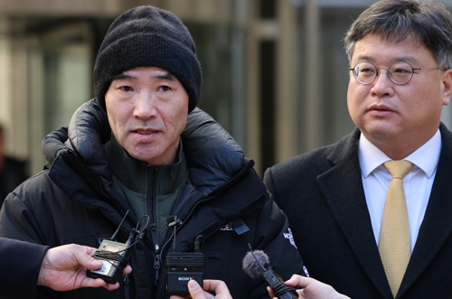 문재인 정부 때인 지난 2020년 9월 서해에서 발생한 공무원 피격 사건과 관련해 유가족 이래진 씨가 지난해 12월 26일 서울 서초구 서울중앙지방법원에서 열린 서훈 전 청와대 국가안보실장, 박지원 전 국정원장, 서욱 전 국방장관 등에 대한 1심 선고공판 뒤 법정을 나서며 발언하고 있다. [사진공동취재단]