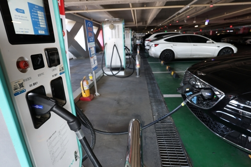 올해부터 휘발유차 등 내연기관 차를 폐차하거나 매각한 뒤 전기차를 사면 보조금이 최대 100만원 더 주어진다. 사진은 2일 서울 한 대형마트 전기차 충전소. [연합뉴스]