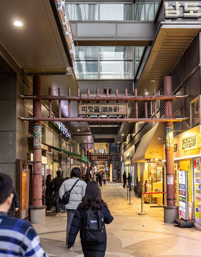 피맛골은 서울 말 관련 여행지 중 하나다. 조선시대 고관대작들을 피해 서민들이 만든 이 길이 지금은 재개발로 다른 모습을 하고 있다. 서울관광재단 제공