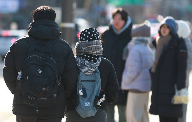 지난 1일 오전 종로구 광화문거리 일대에서 시민들이 발걸음을 재촉하고 있다. 연합뉴스
