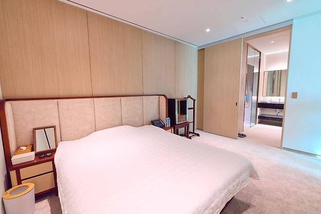 청와대가 2일 공개한 용산 대통령실 집무실 침실 모습. 대통령실은 지난 달 청와대로 이전을 마무리했다. 청와대 제공