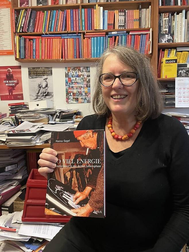 브리타 위르크스 대표가 ‘그토록 많은 에너지: 인생의 제3단계에 있는 예술가들’이란 책을 들고 보여주고 있다.