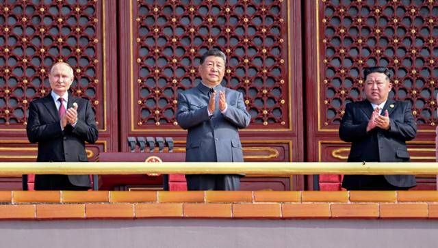 김정은(오른쪽부터) 북한 국무위원장, 시진핑 중국 국가주석, 블라디미르 푸틴 러시아 대통령이 지난해 9월 중국 베이징에서 열린 '중국 인민 항일 전쟁 및 세계 반파시스트 전쟁 승리(전승절) 80주년' 열병식을 참관하고 있다. 베이징=EPA 연합뉴스