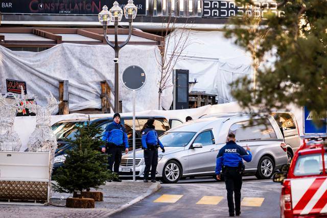 1일 스위스 남서부 알프스 휴양지 크랑몽타나의 술집에서 화재가 발생해 영구차 한 대가 경찰이 통제 중인 현장을 지나가고 있다. 크랑몽타나=AP뉴시스