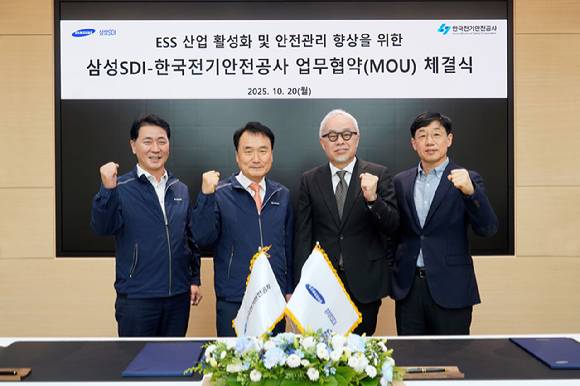 지난 10월 20일 삼성SDI 기흥사업장에서 열린 'ESS 등 배터리 관련 산업 발전을 위한 업무협약'에서 최주선 삼성SDI 대표이사 사장과 남화영 한국전기안전공사 사장이 기념 사진을 찍고있다. (사진 왼쪽부터)김성주 전기안전공사 기술이사, 남화영 전기안전공사 대표이사 사장, 최주선 삼성SDI 대표이사 사장, 박진 삼성SDI 중대형사업부장 부사장. [사진=삼성SDI]