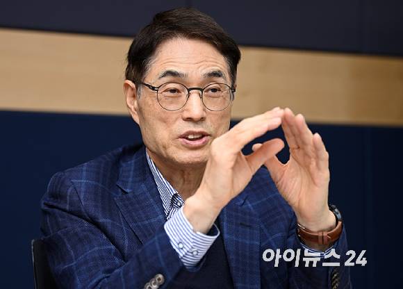 김형준 차세대지능형반도체사업단장이 지난 30일 경기도 성남시 판교 사무실에서 아이뉴스24와 인터뷰를 하고 있다. 2025.12.30 [사진=곽영래 기자]