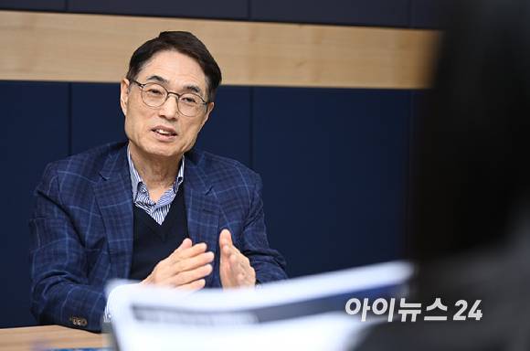 김형준 차세대지능형반도체사업단장이 지난 30일 경기도 성남시 판교 사무실에서 아이뉴스24와 인터뷰를 하고 있다. 2025.12.30 [사진=곽영래 기자]