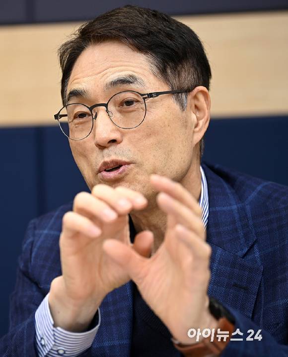 김형준 차세대지능형반도체사업단장이 지난 30일 경기도 성남시 판교 사무실에서 아이뉴스24와 인터뷰를 하고 있다. 2025.12.30 [사진=곽영래 기자]
