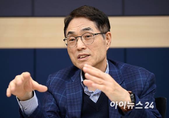 김형준 차세대지능형반도체사업단장이 지난 30일 경기도 성남시 판교 사무실에서 아이뉴스24와 인터뷰를 하고 있다. 2025.12.30 [사진=곽영래 기자]